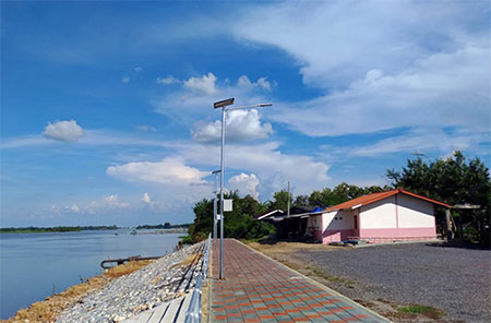 80W tutto in due lampioni solari per lago in Indonesia