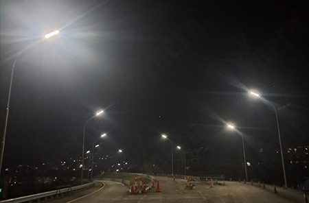 Illumina il Nepal con 60 set di lampioni solari SLV-120W