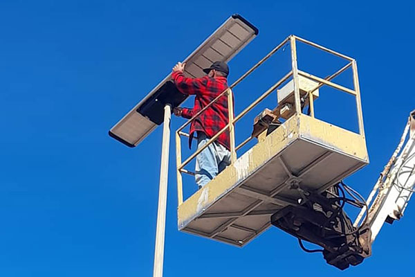 Qual è la differenza tra lampioni a energia solare e lampioni tradizionali alimentati a griglia?